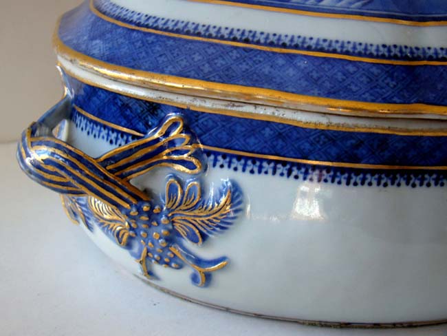 A fine Chinese Export Porcelain 'Imperial Nanking' oval covered vegetable tureen circa 1790-1820 — image 3
